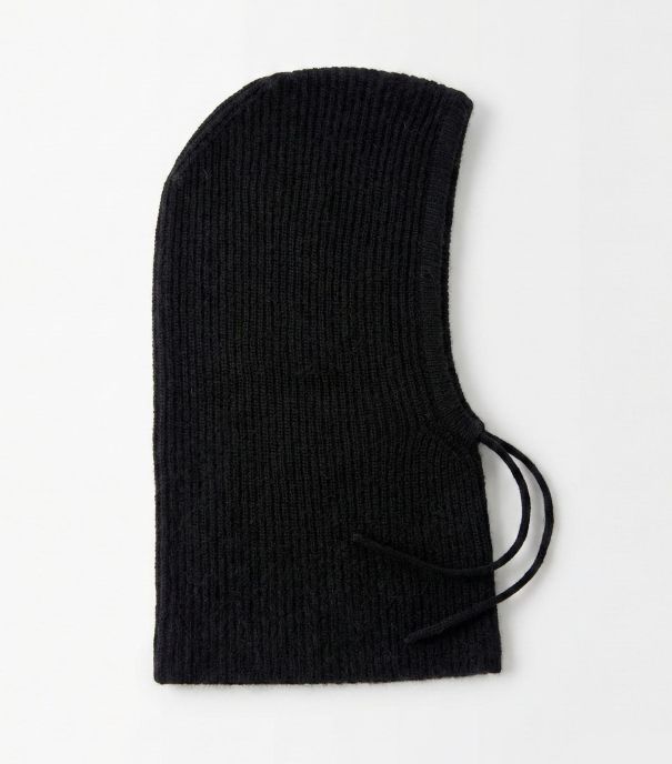 Капор Лола, Черный
